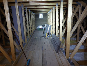 Zateplení stropu novostavby rodinného domu pomocí foukané izolace